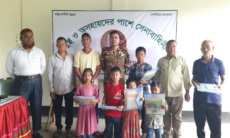 বান্দরবানে দুস্থদের সহায়তা দিল সেনাবাহিনী