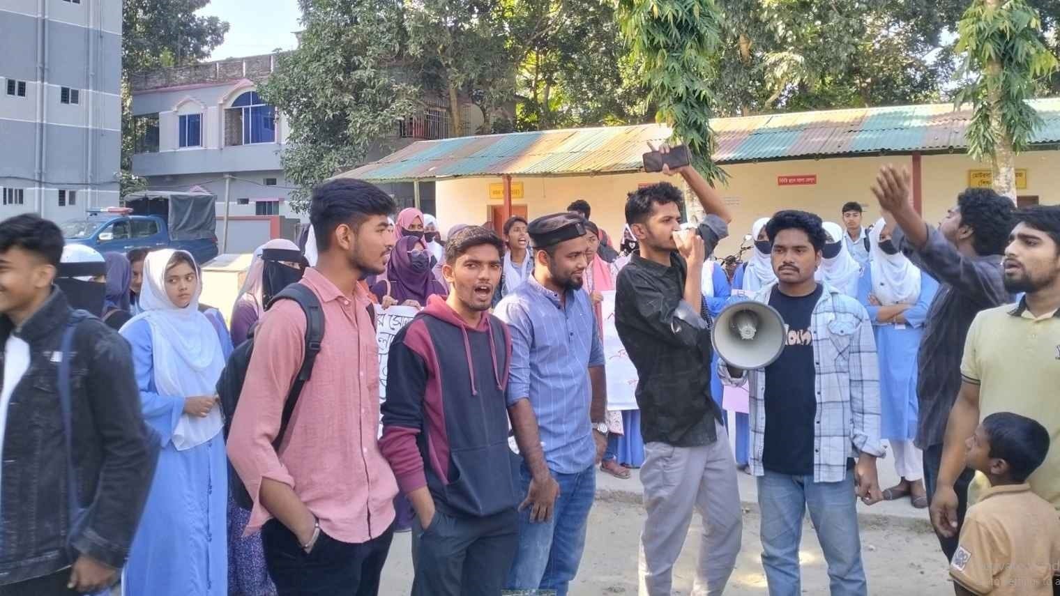 অনিয়ম ও দুর্নীতির অভিযোগে অধ্যক্ষ অসাধারণের দাবী শিক্ষার্থীদের বিক্ষোভ