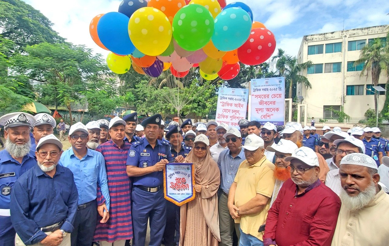 বগুড়ায় ট্রাফিক সপ্তাহে র্যালি ও লিফলেট বিতরণ