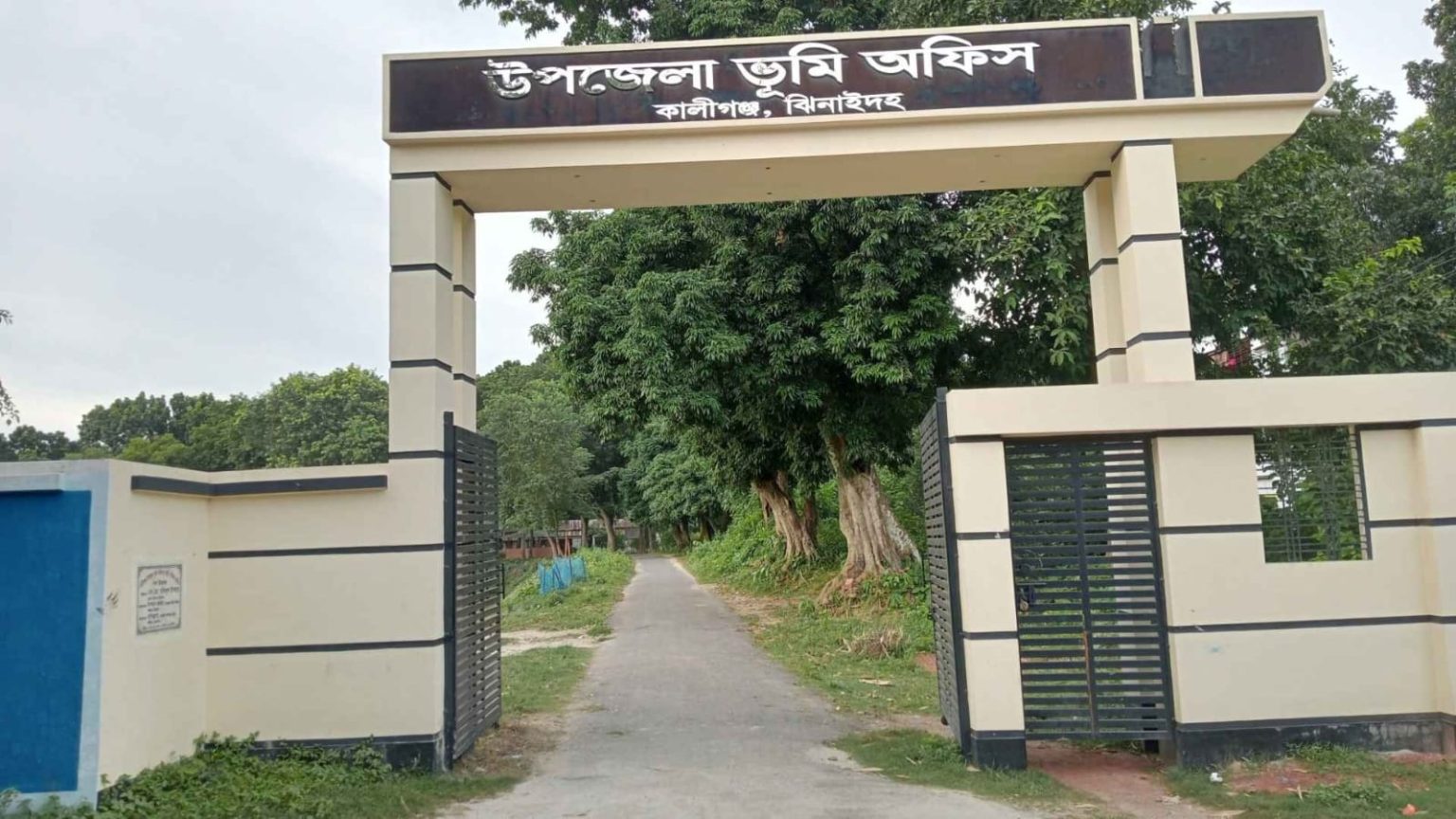 উপজেলা ভূমি অফিসের জানালা ভেঙ্গে তিন লাখ টাকা চুরি
