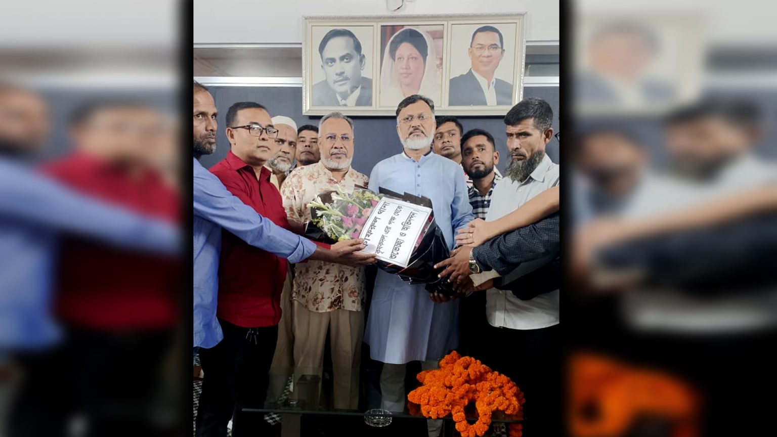 কাফরুল থানা কৃষকদলের পক্ষ থেকে ঢাকা-১৫ আসনের বিএনপি প্রার্থী মিল্টনকে ফুলেল শুভেচ্ছা