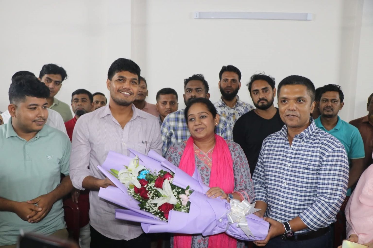 ঢাকা-১৪ আসনের বিএনপি প্রার্থী সানজিদা ইসলাম তুলির সঙ্গে সৌজন্য সাক্ষাতে ছাত্রনেতা আবিদুর ইসলাম খান