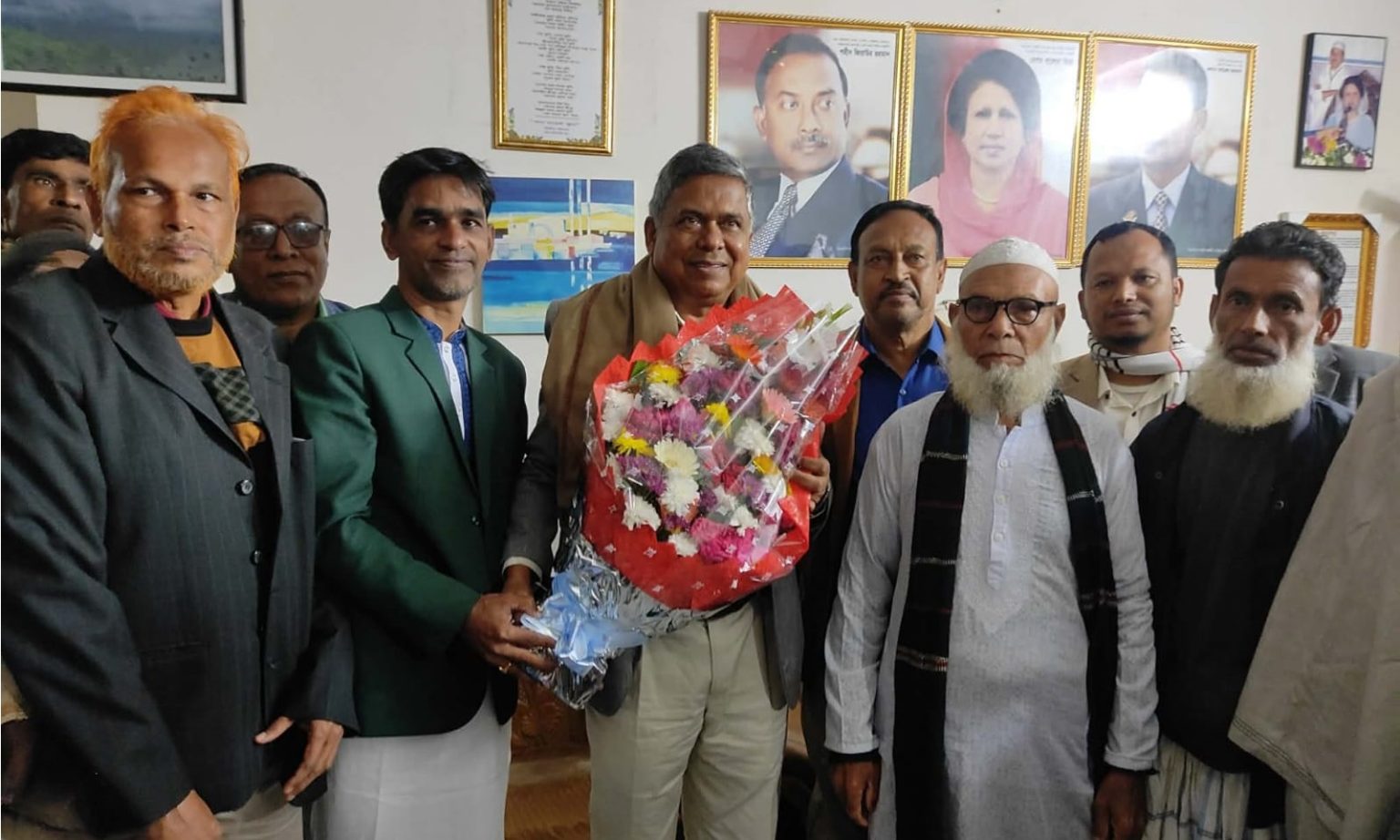 শ্রীপুরে ইউপি সদস্যের নেতৃত্বে দুই শতাধিক নারী-পুরুষের বিএনপিতে যোগদান
