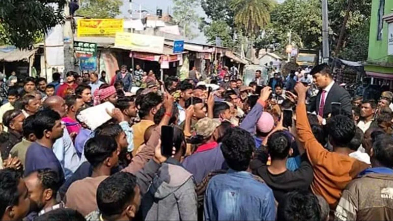 ফের লালমনিরহাটে সারের দাবিতে কৃষকদের মহাসড়ক অবরোধ