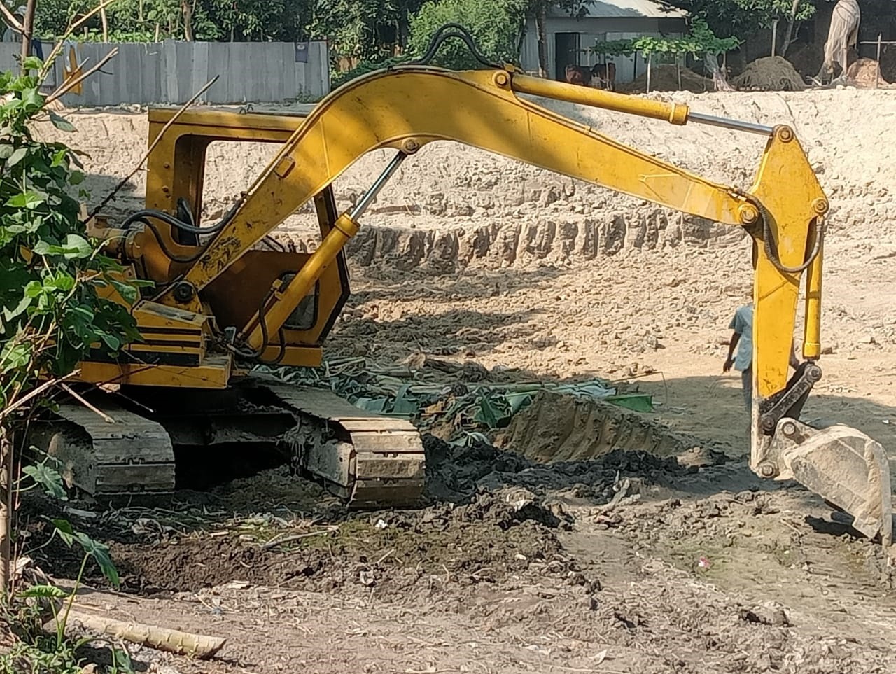 ইউপির সদস্য সহযোগিতায় ভেকু দিয়ে মাটি উত্তোলন