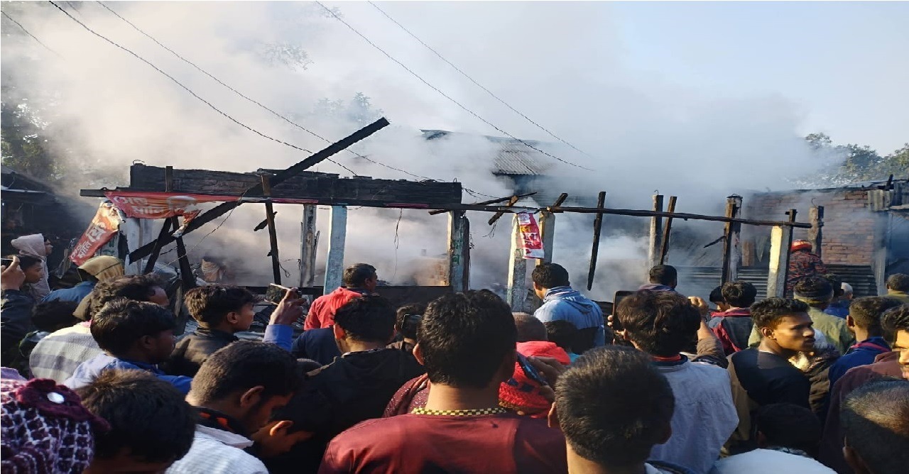 জলঢাকার মীরগঞ্জ বাজারে ভয়াবহ অগ্নিকাণ্ডে সাতটি দোকান পুড়ে ছাই