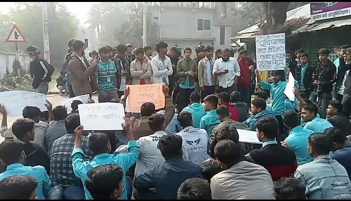 গাইবান্ধা কৃষি প্রশিক্ষণ ইনস্টিটিউটের শিক্ষার্থীদের ৮ দফা দাবিতে সড়ক অবরোধ