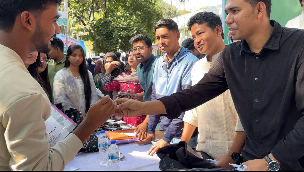 ঢাবি ভর্তি পরীক্ষায় শিক্ষার্থীদের সহায়তায় ছাত্রদলের মানবিক তৎপরতা