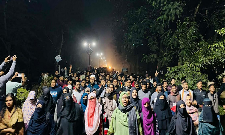 ওসমান হাদি হত্যার প্রতিবাদে জাবি শিক্ষার্থীদের বিক্ষোভ