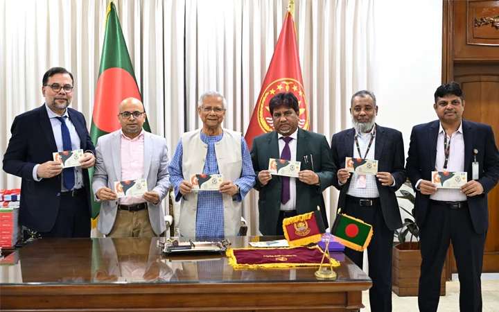 বিজয় দিবস উপলক্ষে স্মারক ডাকটিকিট অবমুক্ত করেন প্রধান উপদেষ্টা