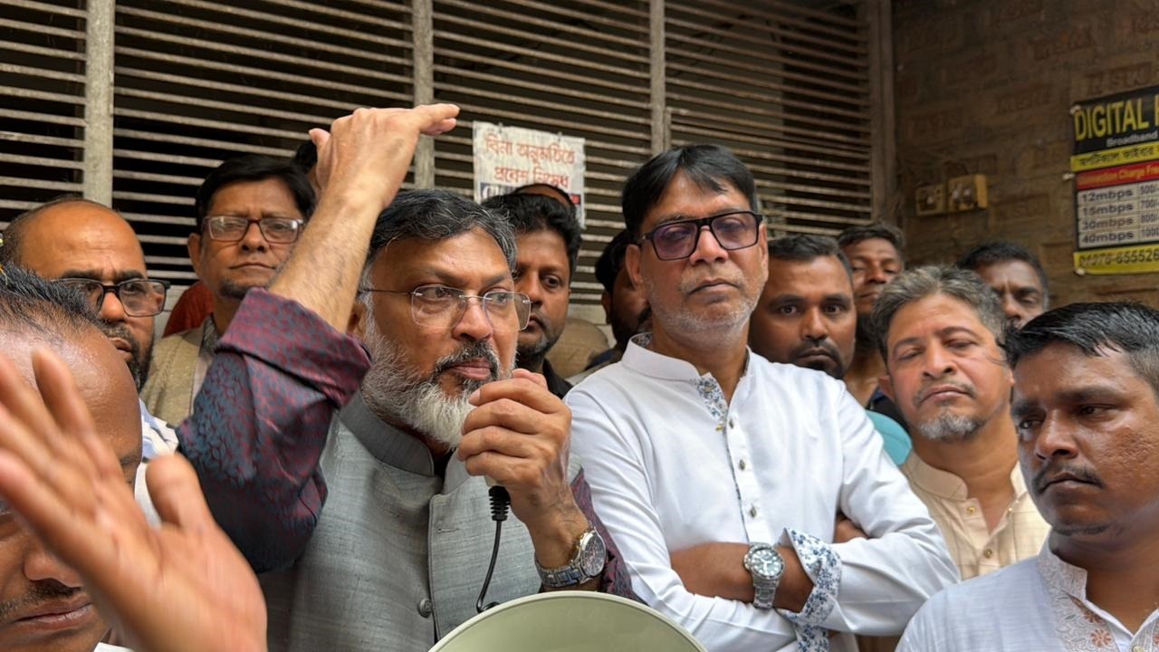 শফিকুল ইসলাম খান মিল্টনের সাথে প্রচারণায় মামুন হাসান পরিপূর্ণ হল, ঢাকা ১৫ আসন নির্বাচনী দৌড়ে মিল্টন এগিয়ে