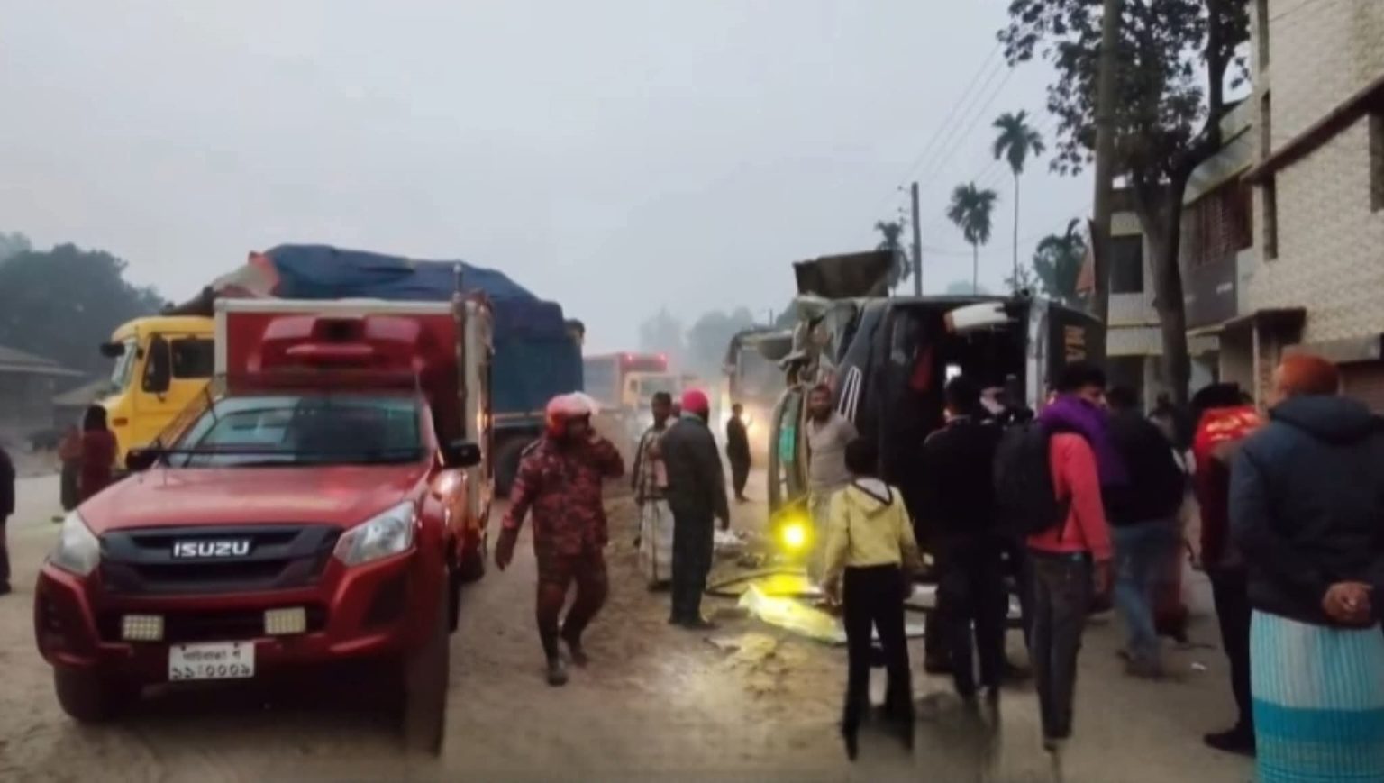 গোবিন্দগঞ্জে মহাসড়কে বাস উল্টে আহত ১৫