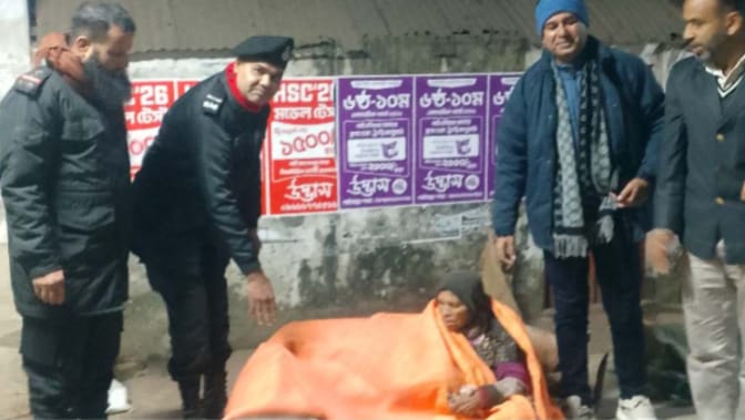 গাইবান্ধায় গভীর রাতে র্যাবের শীত বস্ত্র বিতরণ