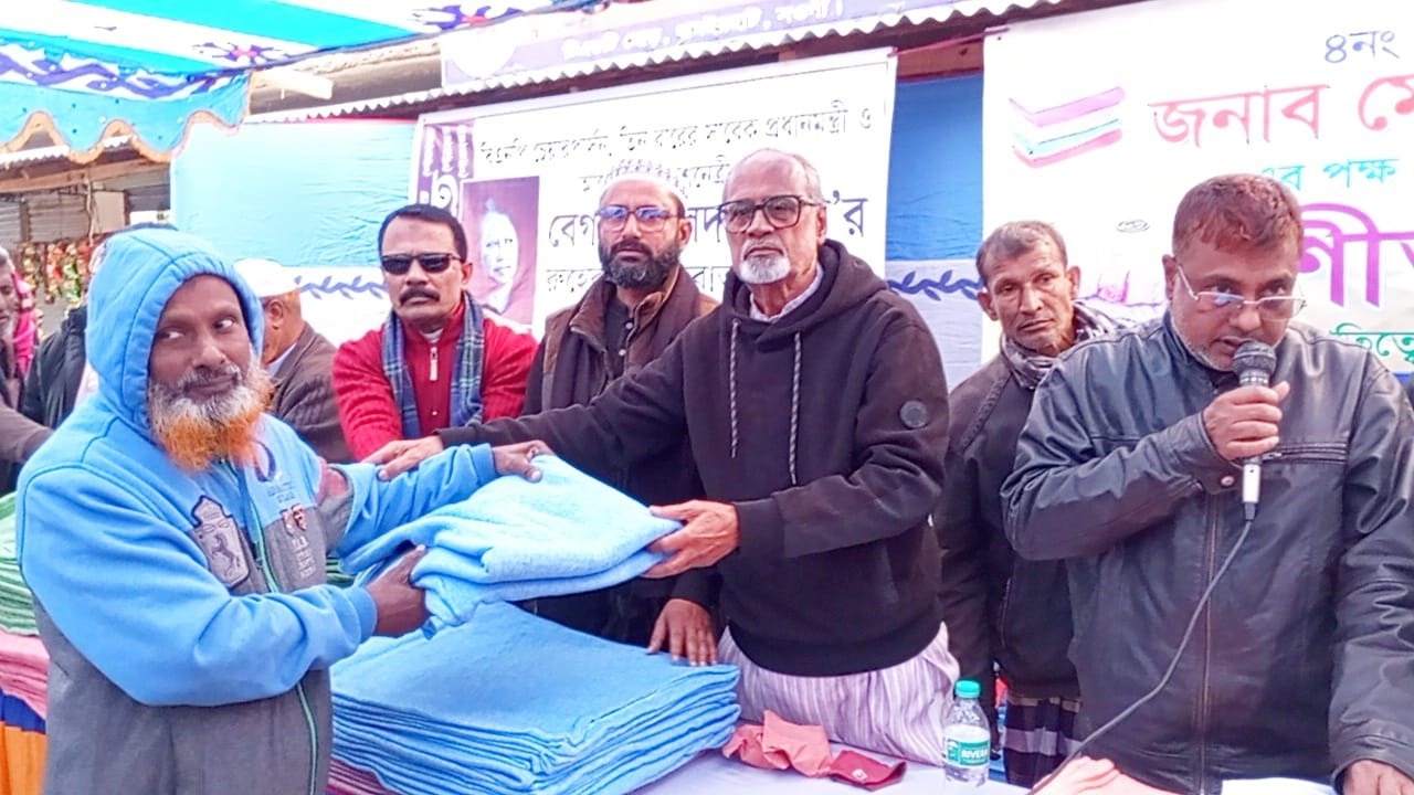 ধামইরহাটে মুয়াজ্জিনদের মাঝে শীত বস্ত্র বিতরণ করেন রুহেল হোসেন সুমন