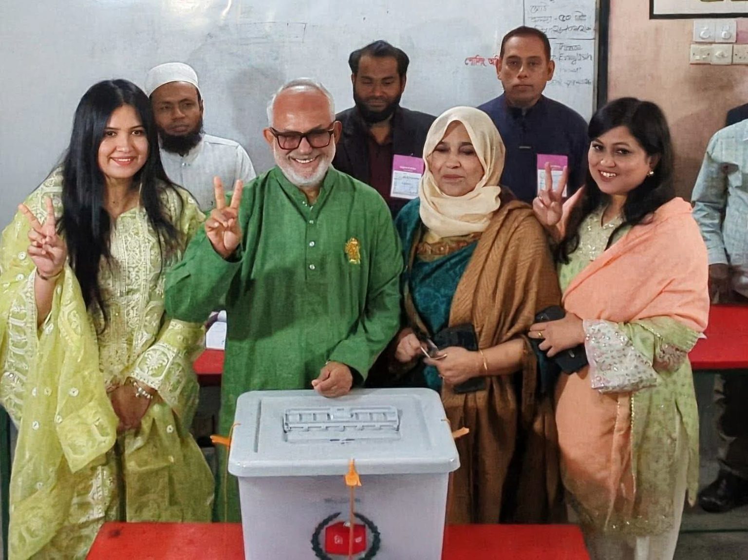 খুলনায় উৎসবমুখর পরিবেশে ভোট দিলেন নজরুল ইসলাম মঞ্জু