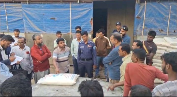 গাইবান্ধায় জামাই স্টোরের গোডাউন থেকে ৭১ বস্তা ‘সাল্টু’ জব্দ, নগদ ৫ লাখ টাকা জরিমানা