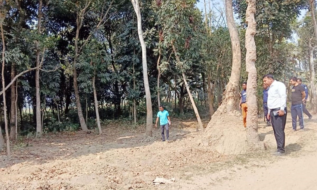 কপোতাহ্ম নদের পার থেকে অবৈধ ভাবে মাটি উত্তোলন