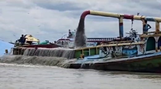 ইজারা বাতিল করেন, নয় আমাগোরে মাইরা ফালান, আতঙ্কে গ্রামবাসী