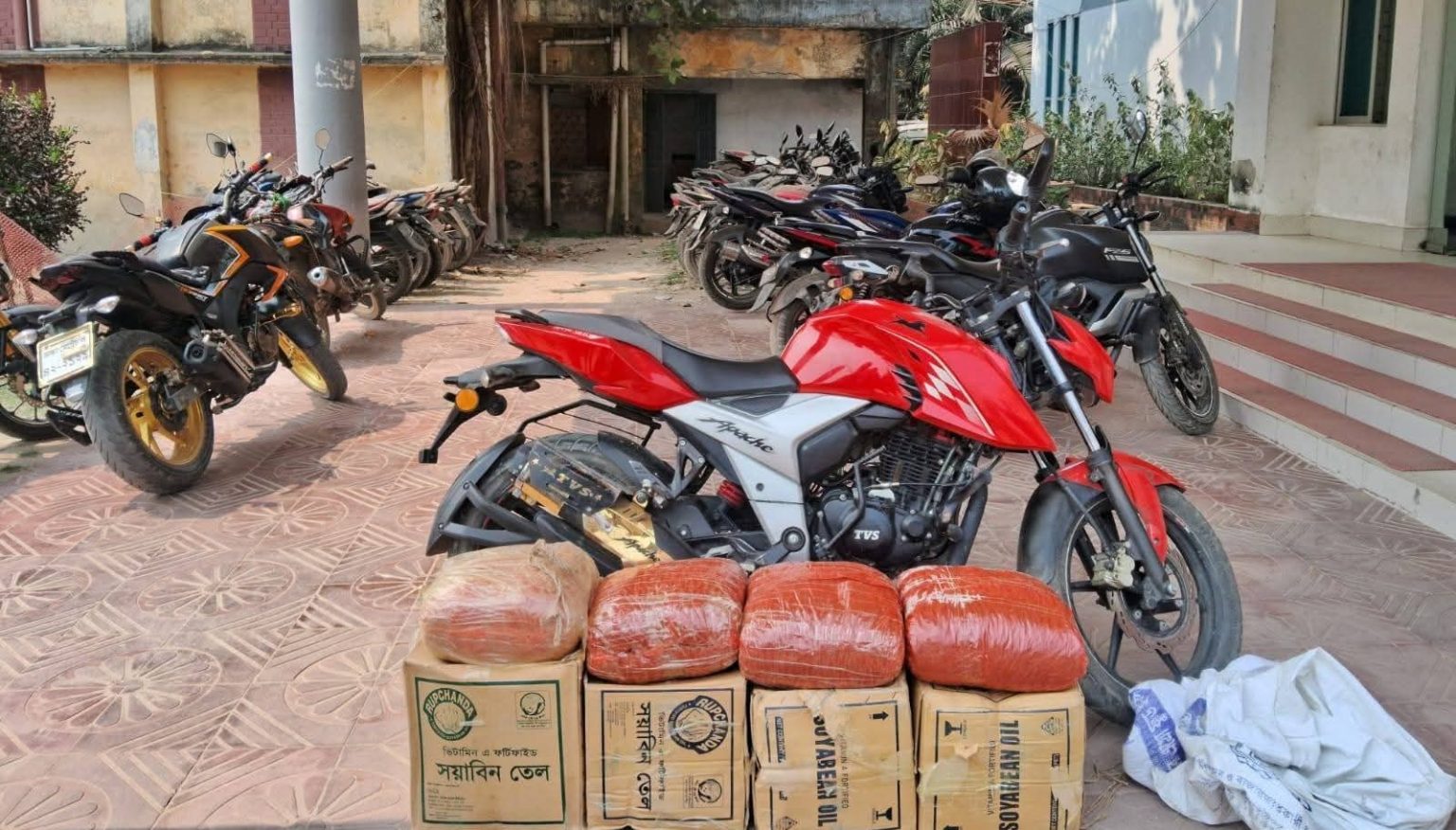 গোবিন্দগঞ্জে ২০ কেজি গাঁজা উদ্ধার, মোটরসাইকেল জব্দ