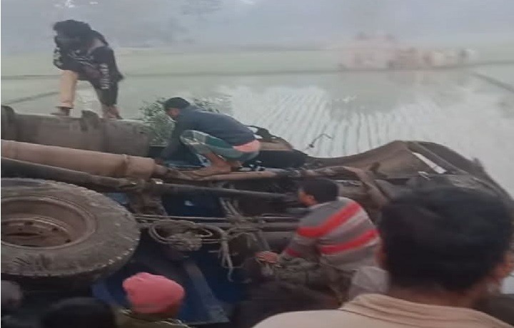 গাইবান্ধায় পণ্যবাহী ট্রাক নিয়ন্ত্রণ হারিয়ে খাদে পড়েছে