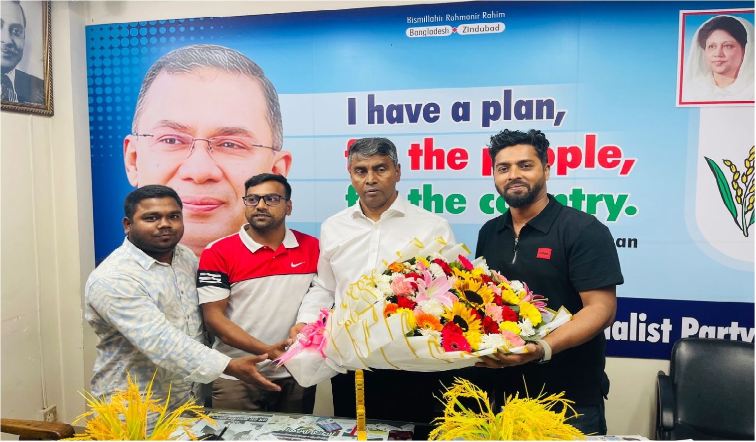ঢাকা-১৮ আসনের এমপি এস এম জাহাঙ্গীর হোসেনকে দৈনিক জন জাগরণ উত্তরার সাংবাদিকদের ফুলেল শুভেচ্ছা