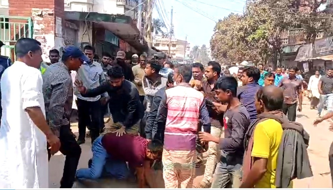 উপজেলা থানার সামনে বিএনপি দুই পক্ষের সংঘর্ষ, পুলিশ সহ আহত ১২