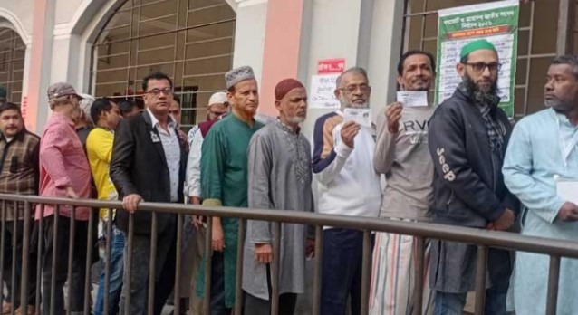 ভোটাররা লাইনে দাঁড়িয়ে বলছেন, ১৭ বছর পর ভোট দেব, ফিলিংসই আলাদা