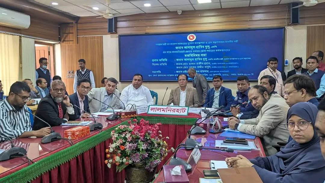 লালমনিরহাটে কর্মকর্তাদের সঙ্গে ত্রাণ মন্ত্রীর মতবিনিময়
