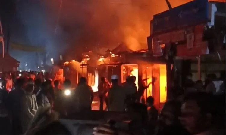 লক্ষ্মীপুরে গ্যাস সিলিন্ডার বিস্ফোরণে পুড়ে গেছে ব্যবসা-প্রতিষ্ঠান
