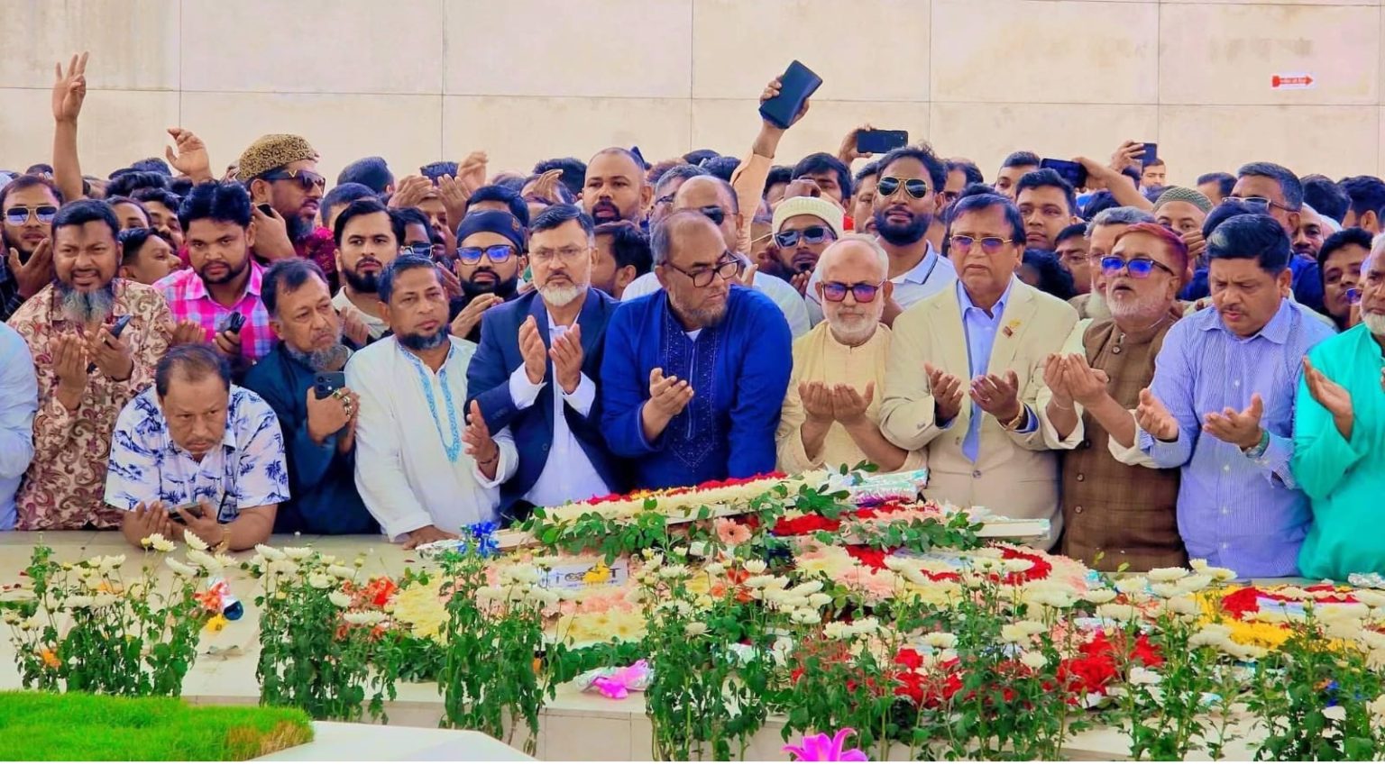 ডিএনসিসির প্রশাসকের দায়িত্ব গ্রহণের পর শহীদ জিয়া ও মরহুমা খালেদা জিয়া কবর জিয়ারত করলেন শফিকুল ইসলাম খান মিল্টন