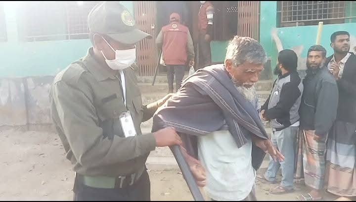 গাইবান্ধা সদর আসনে উৎসব মুখর পরিবেশে ভোট গ্রহন চলছে