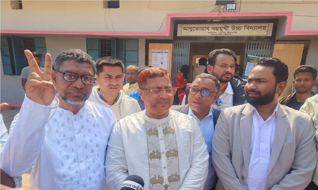 ধানের শীষ প্রতীকের প্রার্থী নুরুল আমিন ভোট দিলেন