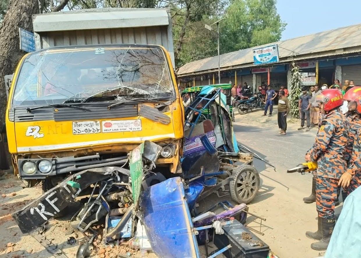 গাইবান্ধায় ট্রাক-সিএনজি-অটোরিকশার ত্রিমুখী সংঘর্ষ, নিহত ২