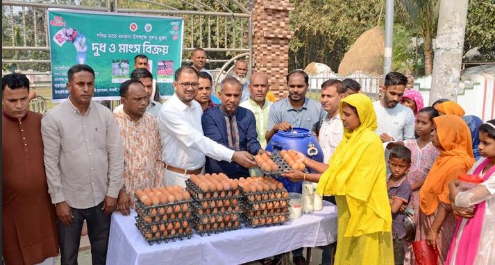 বগুড়ায় কম মূল্যে দুধ, ডিম ও গরুর মাংস বিক্রি শুরু