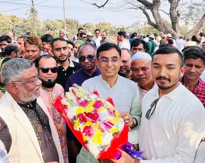 গাজীপুর ১ আসনের সংসদ সদস্য মজিবুর রহমানকে ফুল দিয়ে শুভেচ্ছা