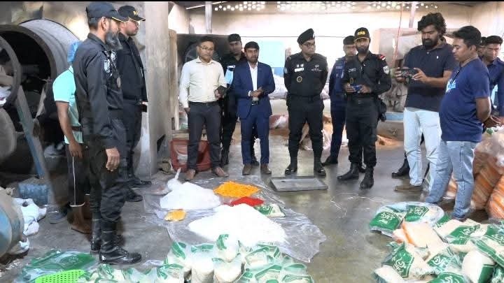 গাইবান্ধায় অস্বাস্থ্যকর পরিবেশে মুড়ি উৎপাদন: ৪০ হাজার টাকা জরিমানা