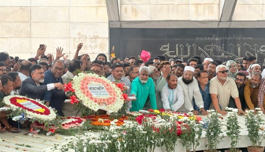 শহীদ জিয়া ও বেগম জিয়ার কবরে ডিএনসিসি প্রশাসকের শ্রদ্ধা