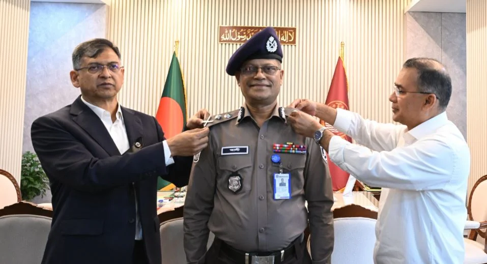নতুন আইজিপির র্যাঙ্ক ব্যাজ পরিধান