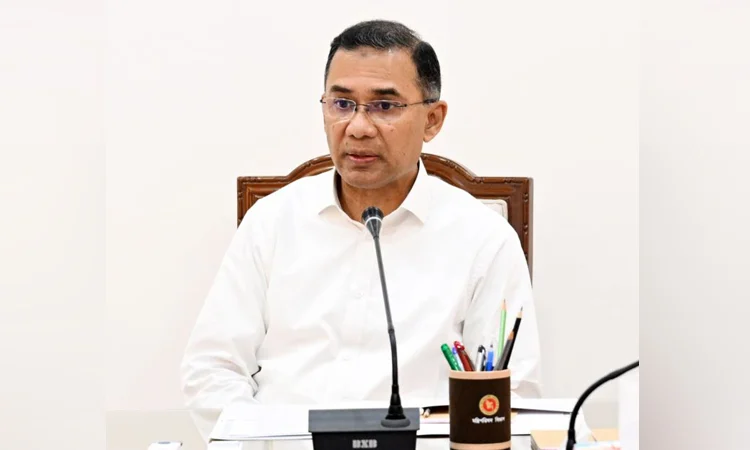 সকাল ৯টা ৫ মিনিটে প্রধানমন্ত্রীকে অফিসে দেখে অনেকেই অভিভূত