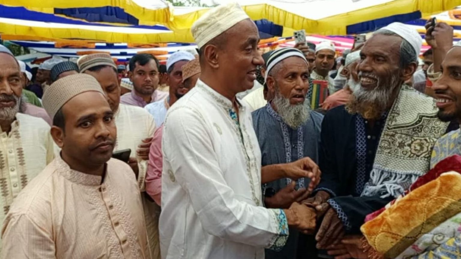 পবিত্র ঈদুল ফিতরের নামাজ আদায় করে সকলের সাথে কুশল বিনিময় করলেন আইনমন্ত্রী