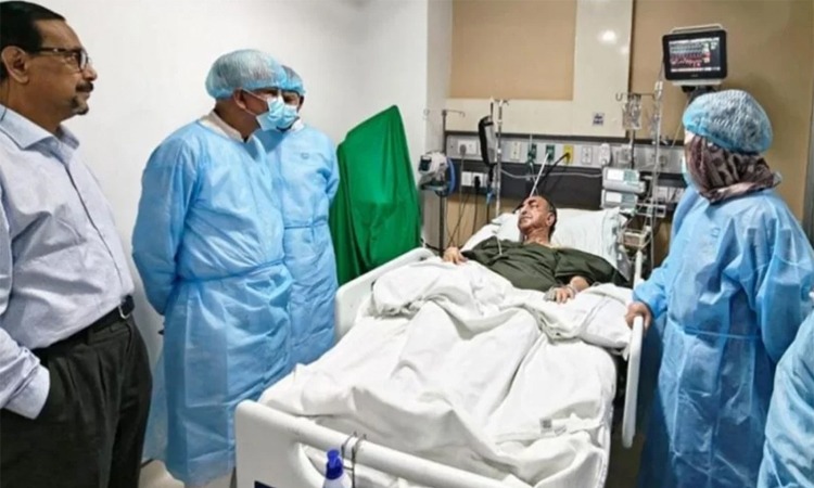 মির্জা আব্বাসকে দেখতে এভারকেয়ারে গেলেন মির্জা ফখরুল