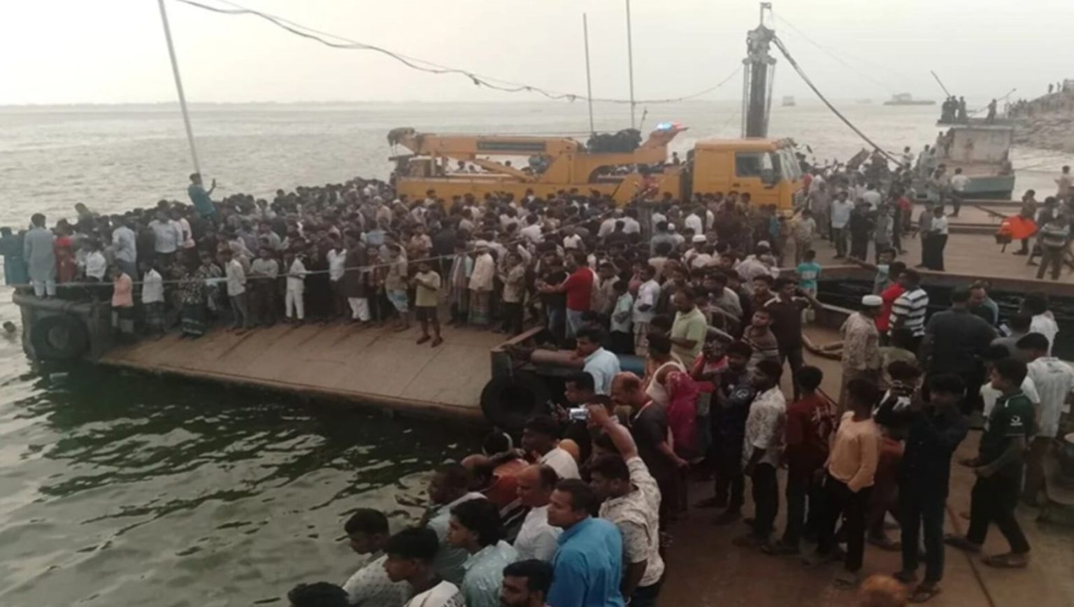 দৌলতদিয়া ফেরিঘাটে যাত্রীবাহী বাস ডুবে ঝিনাইদহের মা ও মেয়ে নিখোঁজ, তবে প্রাণে বেঁচে গেলেন বাবা ও ছেলে