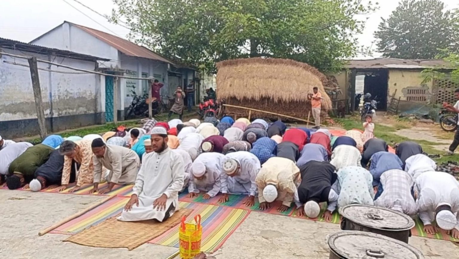সৌদি আরবের সাথে মিলে রেখে ঝিনাইদহের হরিনাকুন্ডু উপজেলায় ঈদের জামাত অনুষ্ঠিত