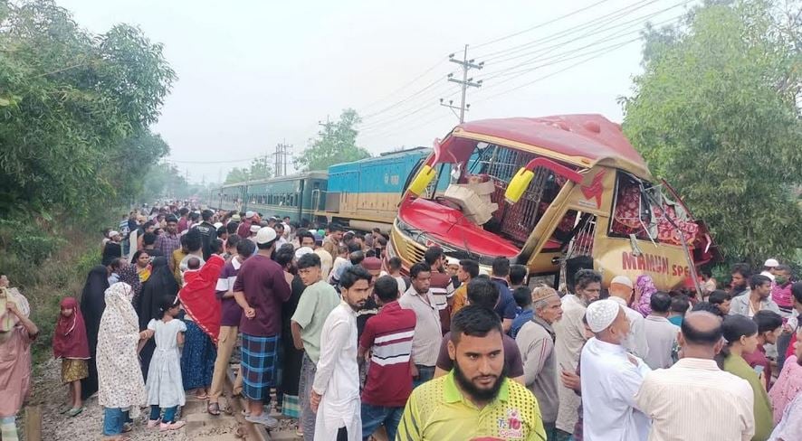 কুমিল্লায় বাস-ট্রেন সংঘর্ষে নিহতদের পরিবারকে ২৫ হাজার টাকা সহায়তা