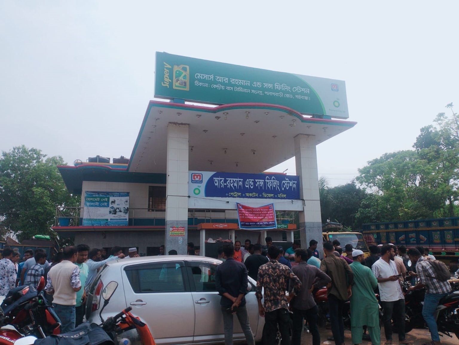 গাইবান্ধায় তেল না পেয়ে বাইকারদের সড়ক অবরোধ: বিপাকে সাধারণ মানুষ