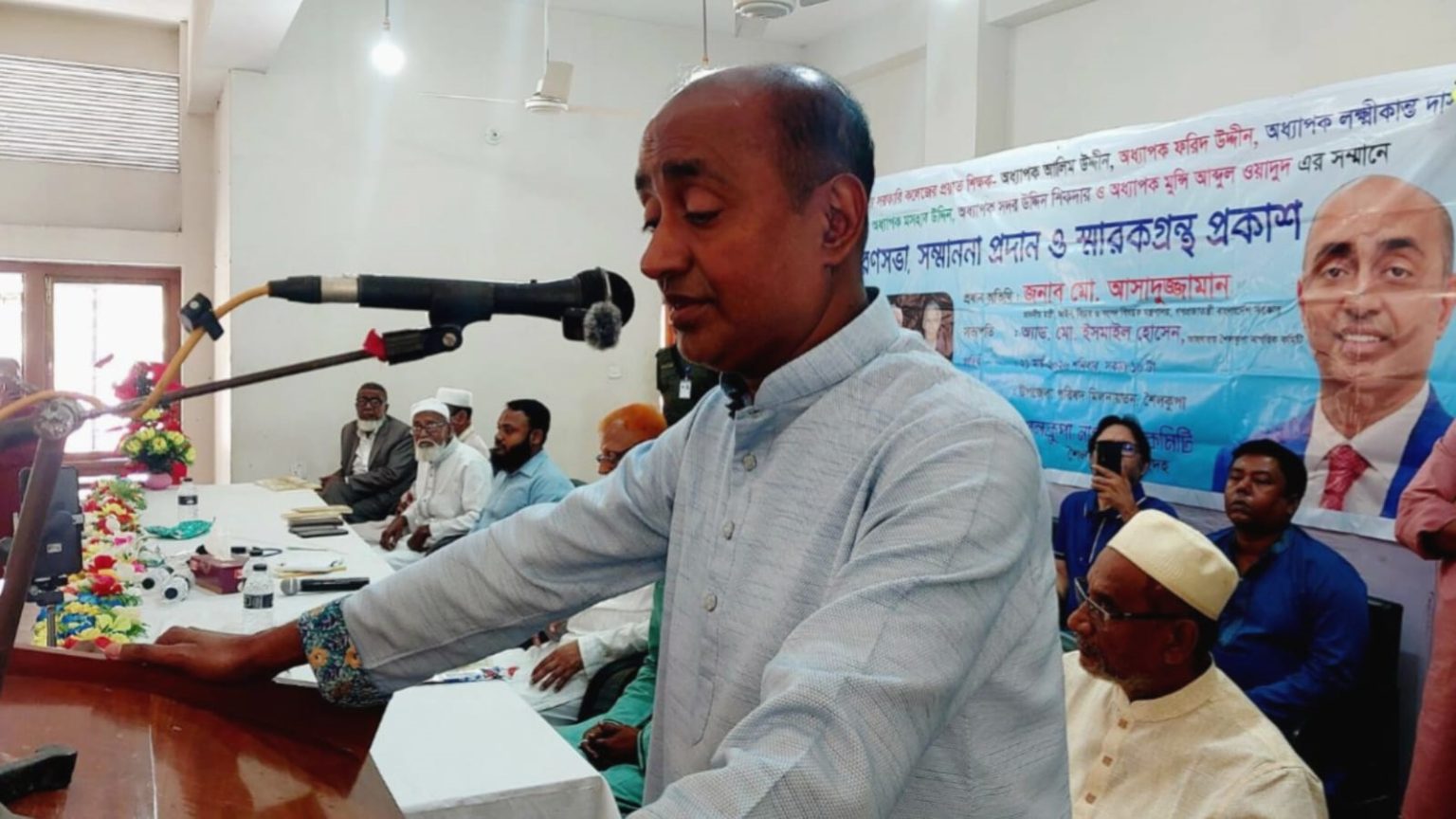 বিশ্বের যা কিছু মহান সৃষ্টি চিরকল্যাণকর অর্ধেক তার করিয়াছে নারী, অর্ধেক তার নর