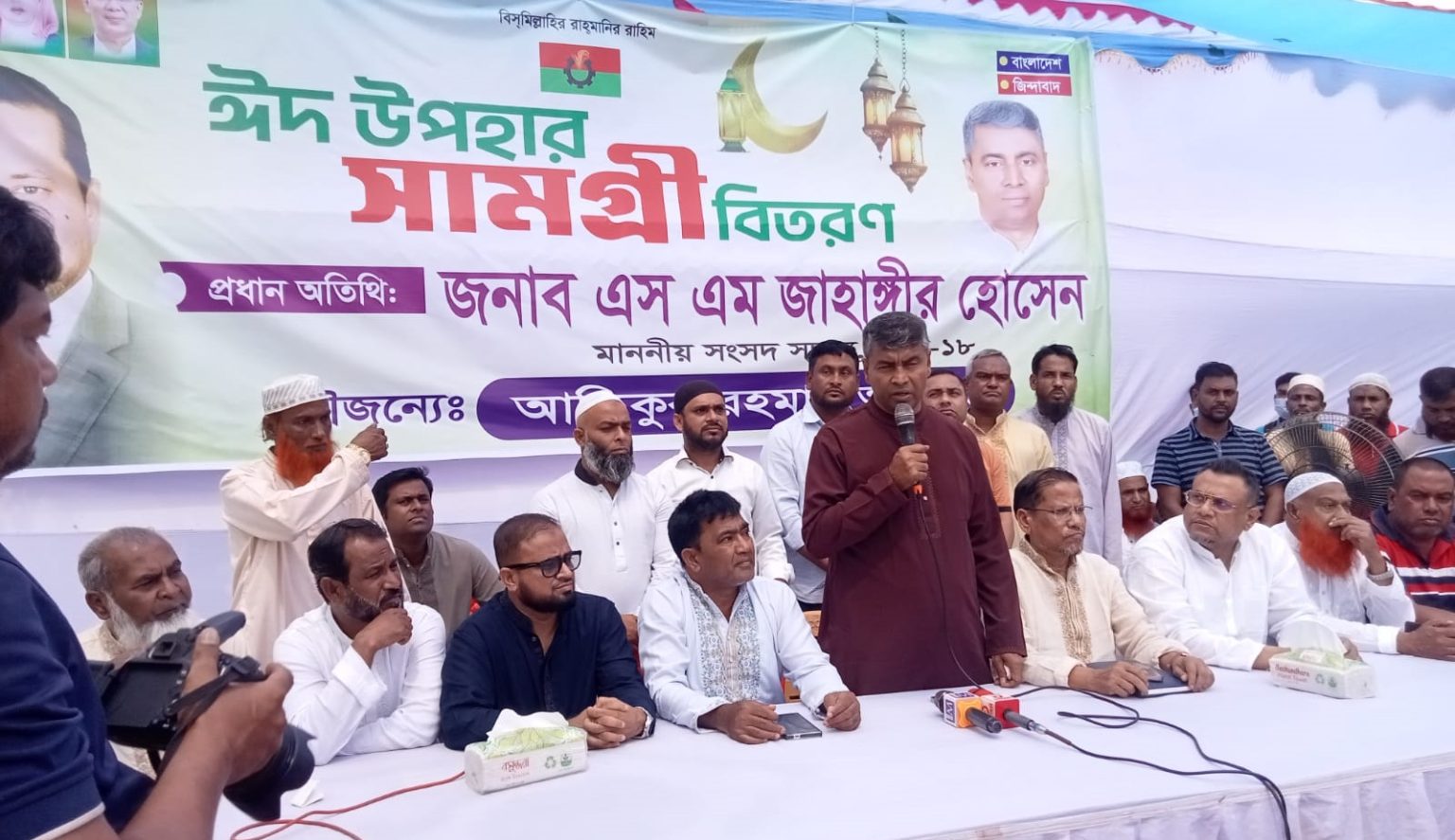 উত্তরা-৫৩ নং ওয়ার্ড (নল বুক) এলাকায় ঈদ উপহার সামগ্রী বিতরণ