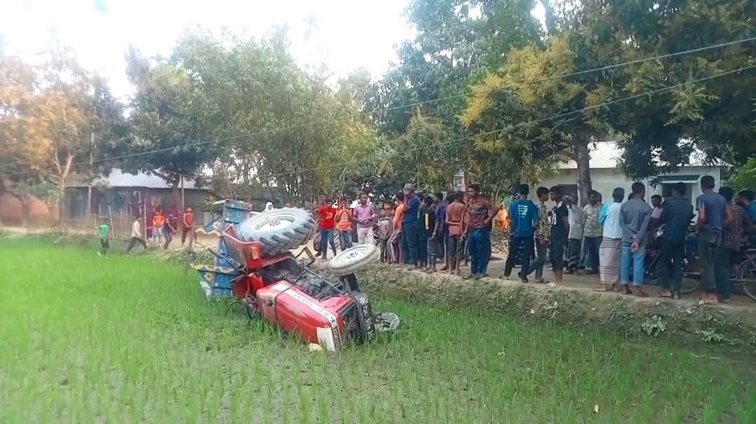 সাদুল্লাপুরে এসিল্যান্ডের গাড়ি দেখে পালানোর চেষ্টা, ধানখেতে উল্টে গেল ট্রাক্টর