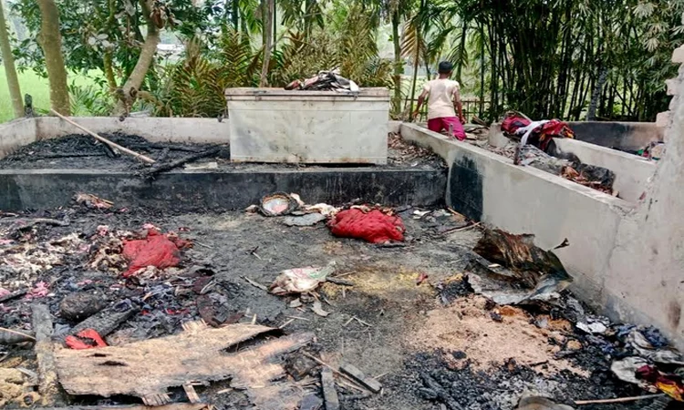 কুড়িগ্রামে অগ্নিকাণ্ডে ৫টি ঘরসহ চারটি গরু পুড়ে ছাই