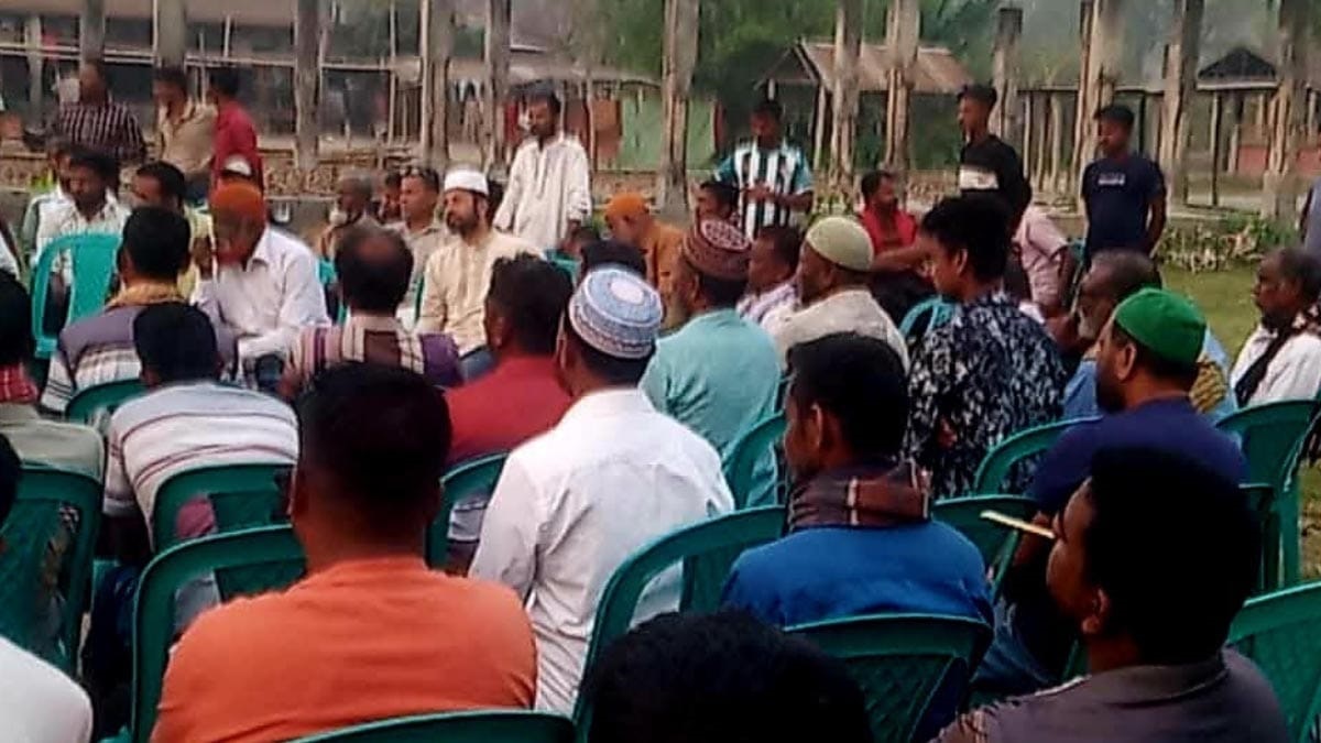 ঝিনাইদহে গরু ব্যবসায়ী কে লাঞ্ছিত করায় পশুরহাট বর্জনের ঘোষণা